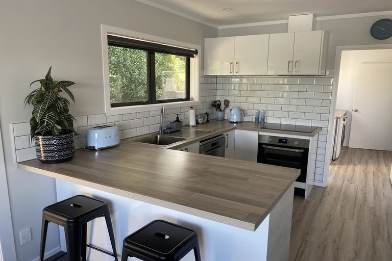 Photo of property in 2/10 Coroglen Avenue, Birkenhead, Auckland, 0626