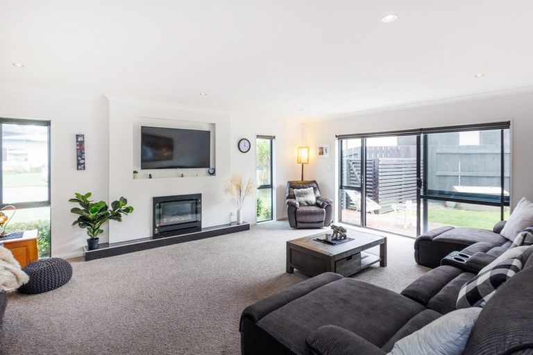 Photo of property in 5 D'urville Place, Kelvin Grove, Palmerston North, 4414