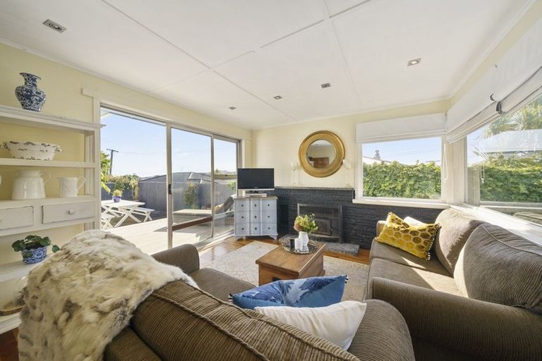 Photo of property in 8 Balmain Street, Newlands, Wellington, 6037