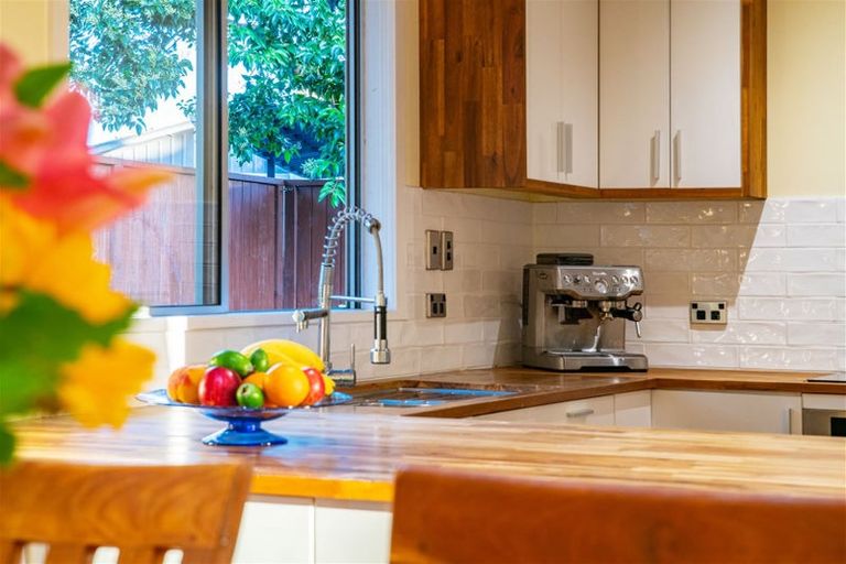 Photo of property in 96 Millbrook Road, Sunnyvale, Auckland, 0612