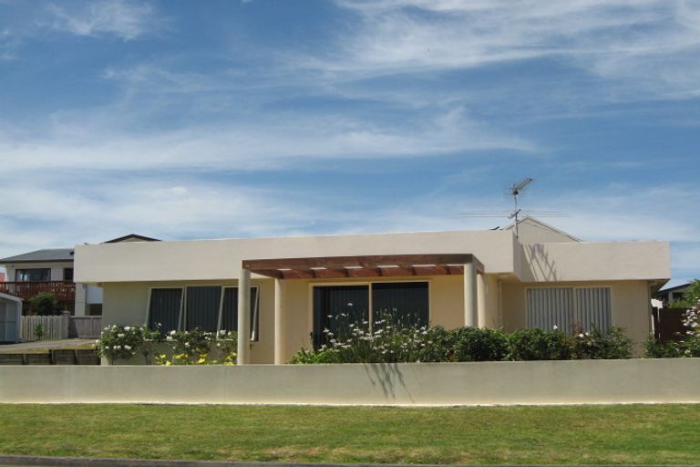 Photo of property in 8a Torkar Road, Clarks Beach, 2122