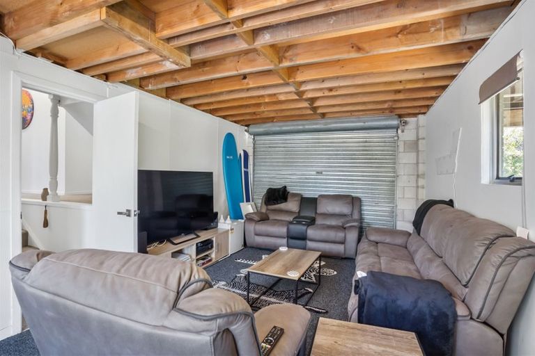 Photo of property in 2/307a Wairau Road, Totara Vale, Auckland, 0627