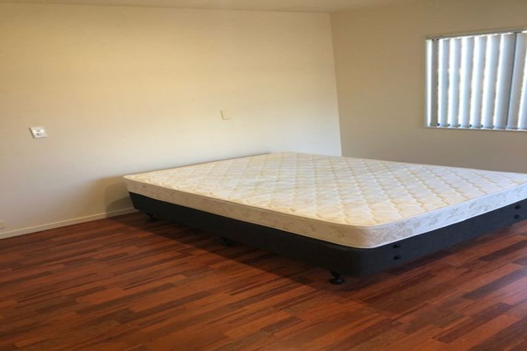 Photo of property in 8 Blethyn Place, Te Atatu South, Auckland, 0610