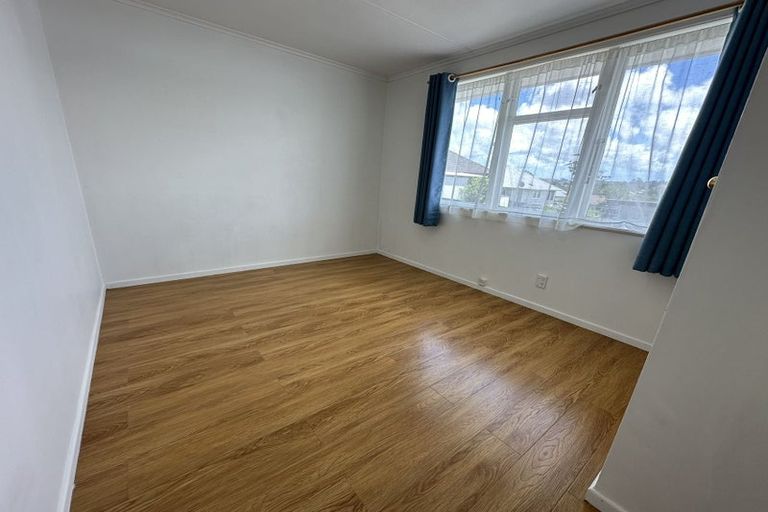 Photo of property in 2/8 Valdale Road, Henderson, Auckland, 0610