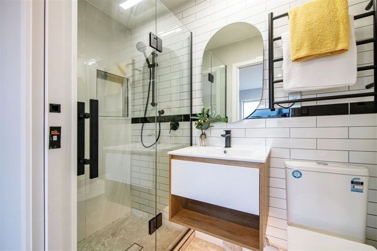 Photo of property in 2/322 Te Atatu Road, Te Atatu South, Auckland, 0610