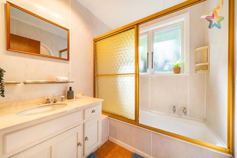 Photo of property in 2 Singers Road, Korokoro, Lower Hutt, 5012