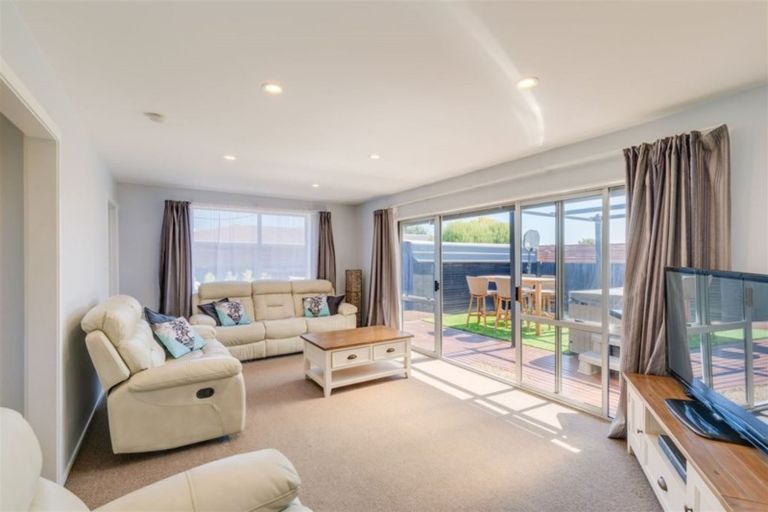 Photo of property in 32 Inwoods Road, Parklands, Christchurch, 8083