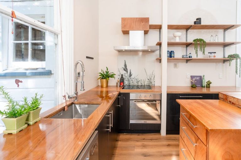 Photo of property in 58 Fairview Crescent, Kelburn, Wellington, 6012