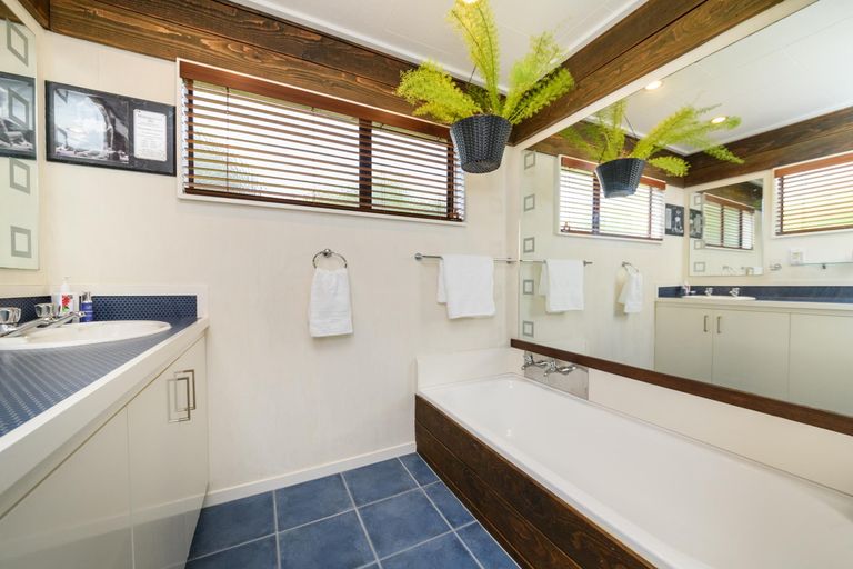 Photo of property in 43 Springdale Grove, Fitzherbert, Palmerston North, 4410