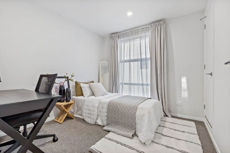 Photo of property in 33 Tokai Place, Glen Eden, 0602