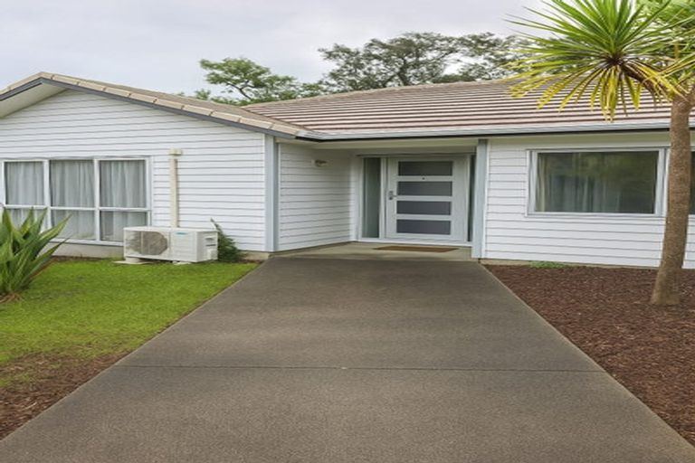Photo of property in 98 Tiriwa Drive, Massey, Auckland, 0614