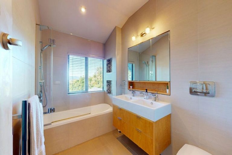 Photo of property in 15 Kim Street, Khandallah, Wellington, 6035