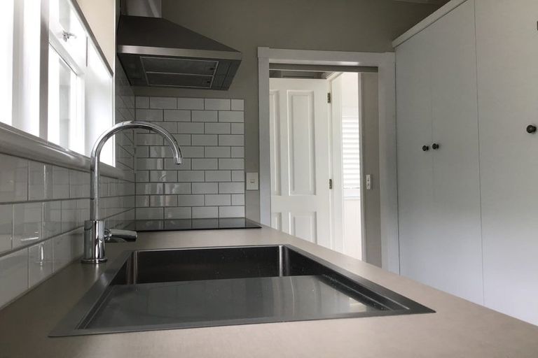 Photo of property in 27 Rugby Road, Birkenhead, Auckland, 0626