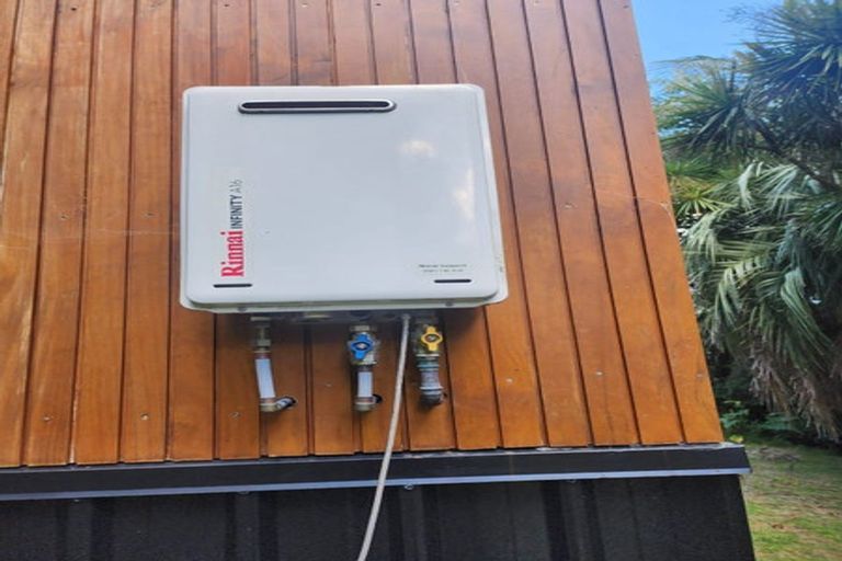 Photo of property in 1/2 Heathcote Road, Castor Bay, Auckland, 0620