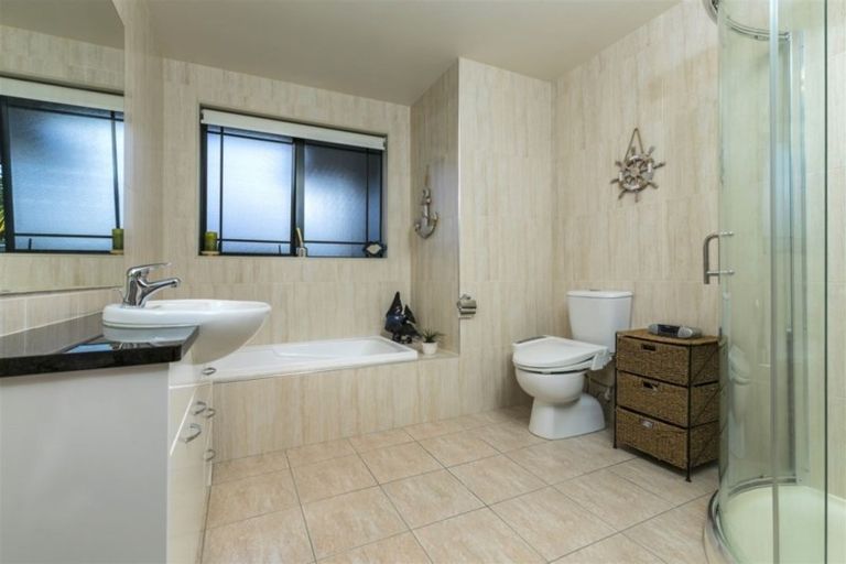 Photo of property in 33 Sapperton Drive, Henderson, Auckland, 0612