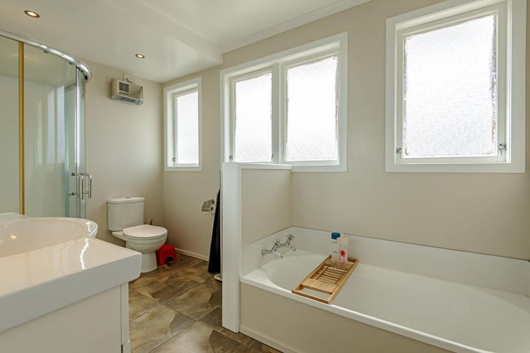 Photo of property in 22 Rhodes Drive, Kelvin Grove, Palmerston North, 4414