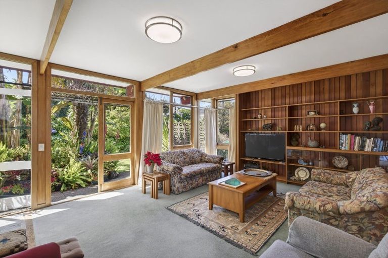 Photo of property in 9 Whitby Place, Westown, New Plymouth, 4310