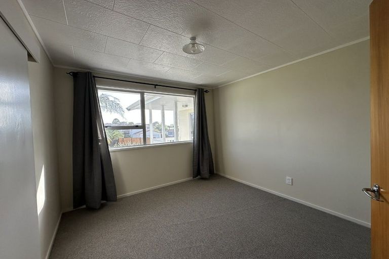 Photo of property in 76 Rosewarne Crescent, Glendene, Auckland, 0602
