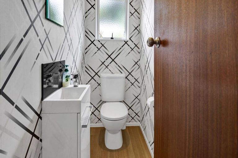 Photo of property in 42 Seaview Road, Marfell, New Plymouth, 4310