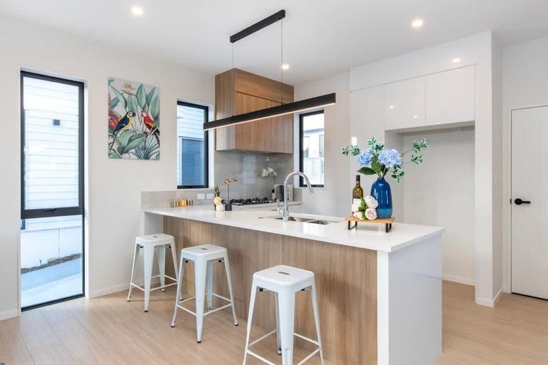 Photo of property in 7a Buisson Glade, West Harbour, Auckland, 0618