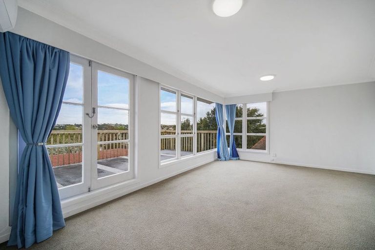 Photo of property in 392 Glenfield Road, Glenfield, Auckland, 0629