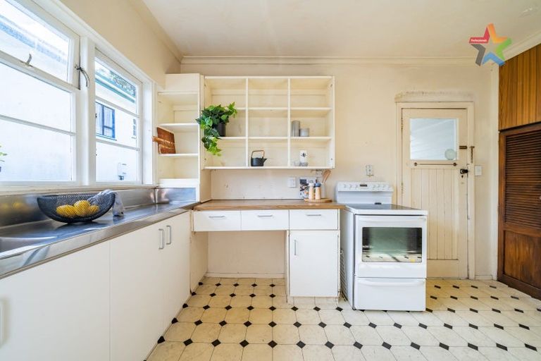 Photo of property in 127 Stokes Valley Road, Stokes Valley, Lower Hutt, 5019