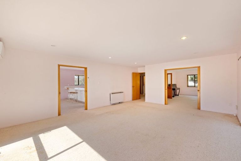 Photo of property in 13 Broadfell Avenue, Avonhead, Christchurch, 8042