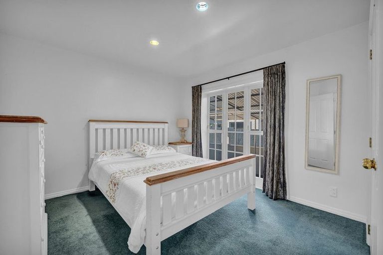 Photo of property in 66 Yeovil Road, Te Atatu Peninsula, Auckland, 0610