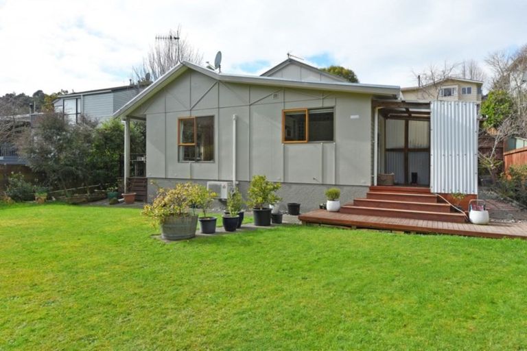 Photo of property in 2/5 Taunton Way, Pinehaven, Upper Hutt, 5019