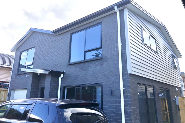 Photo of property in 8a Maunder Place, New Lynn, Auckland, 0600