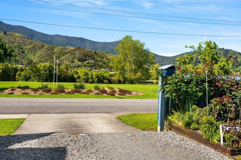 Photo of property in 24 Beach Road, Waikawa, Picton, 7220