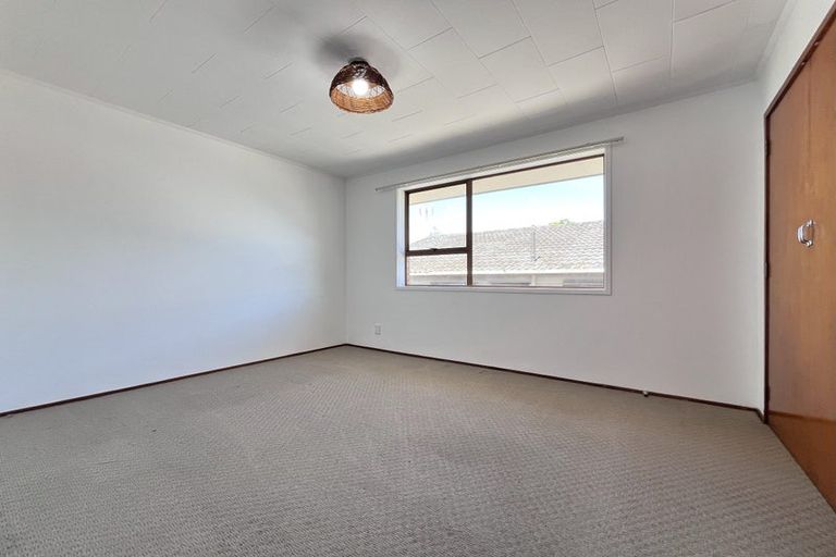 Photo of property in 28 Butterworth Drive, Glendene, Auckland, 0602