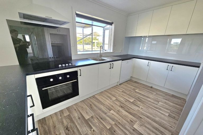 Photo of property in 10 Paritutu Road, Spotswood, New Plymouth, 4310