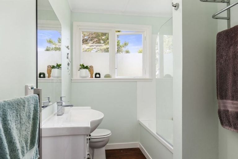 Photo of property in 10 Montgomery Avenue, Karori, Wellington, 6012