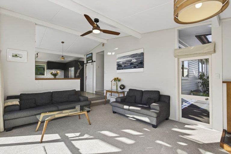 Photo of property in 25 Waiwera Place, Merrilands, New Plymouth, 4312