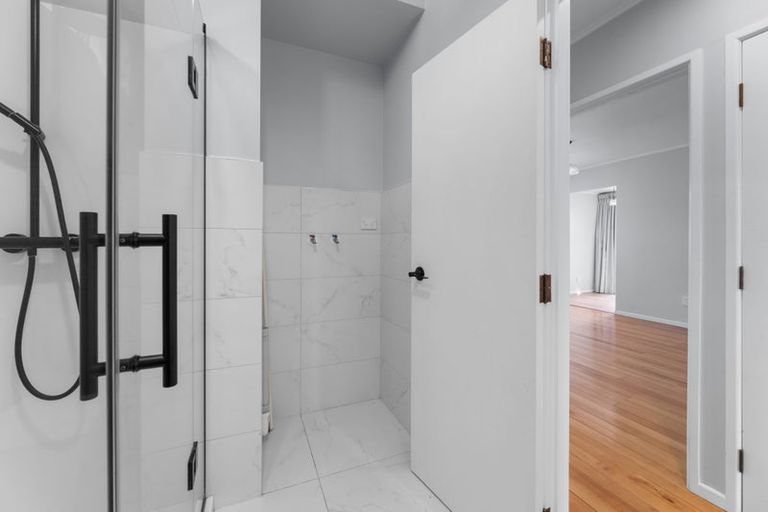 Photo of property in 77 Avonleigh Road, Green Bay, Auckland, 0604