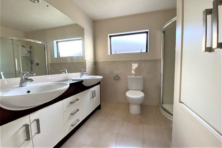 Photo of property in 4 Luxor Place, Massey, Auckland, 0614