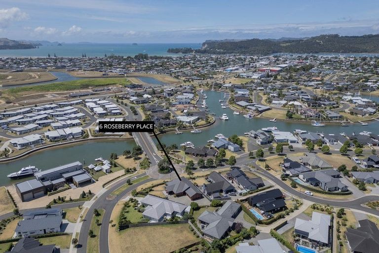Photo of property in 6 Roseberry Place, Whitianga, 3510