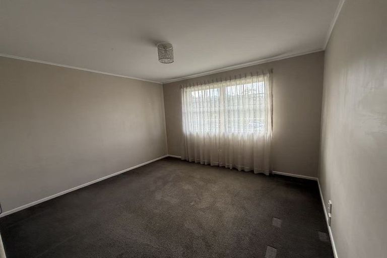 Photo of property in 69 La Rosa Street, Green Bay, Auckland, 0604