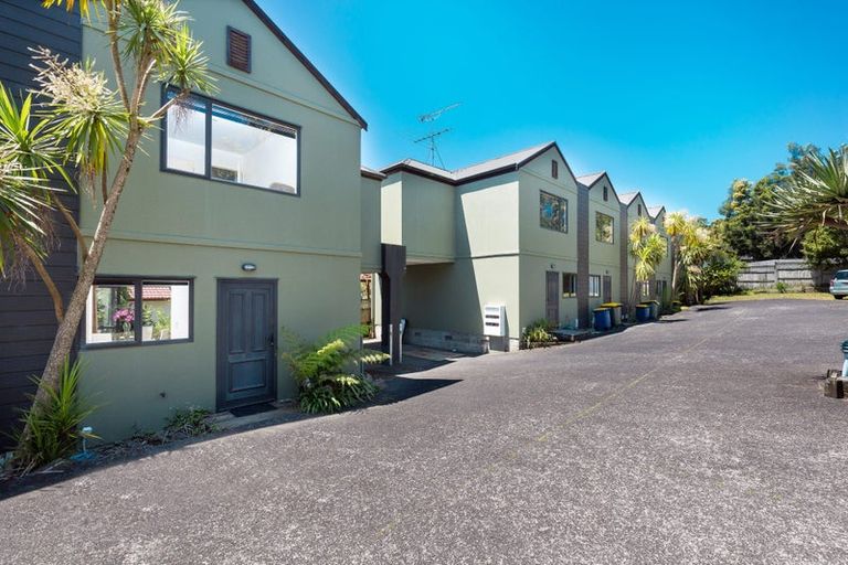 Photo of property in 9/44 Fields Parade, Oteha, Auckland, 0632