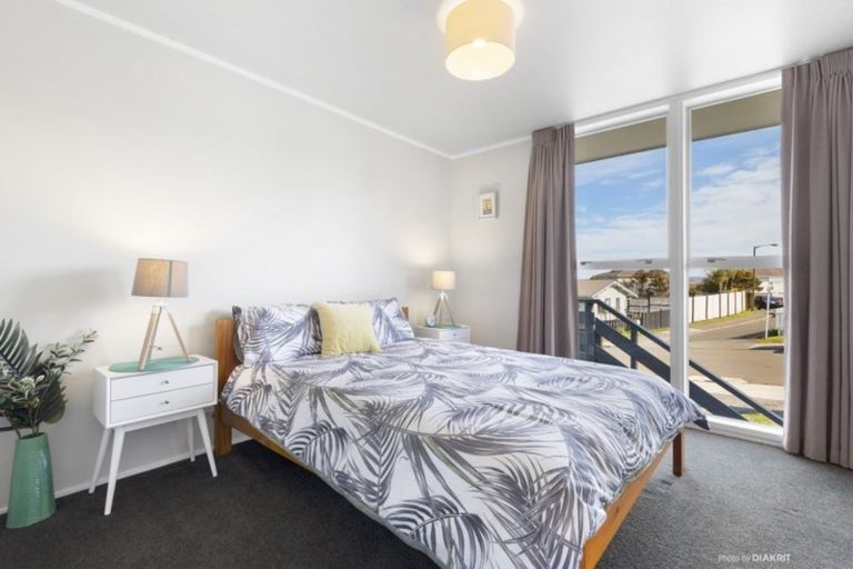 Photo of property in 3 Cheltenham Terrace, Newlands, Wellington, 6037