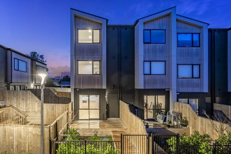 Photo of property in 13 Paetai Lane, Te Atatu Peninsula, 0610