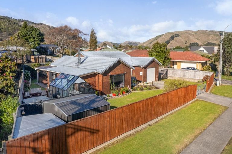 Photo of property in 19 Pehi Kupa Street, Waikanae, 5036