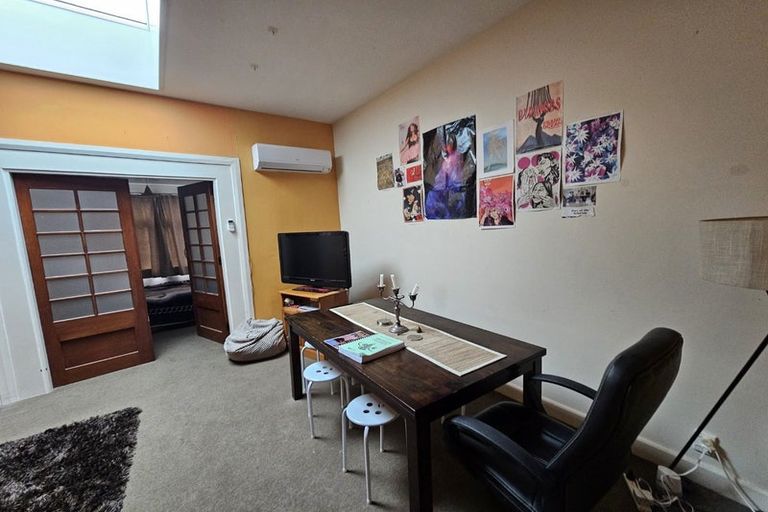 Photo of property in 90 Kelburn Parade, Kelburn, Wellington, 6012