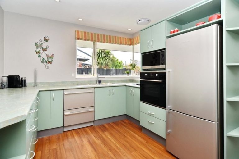 Photo of property in 27a Farnswood Place, Redwood, Christchurch, 8051