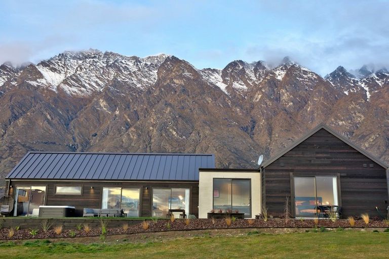 Photo of property in 1 Cunninghams Drive, Jacks Point, Queenstown, 9371