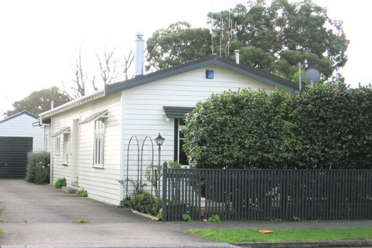 Photo of property in 15 Knowles Street, Terrace End, Palmerston North, 4410