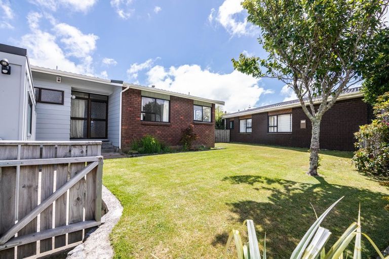 Photo of property in 16 Dominica Crescent, Grenada Village, Wellington, 6037