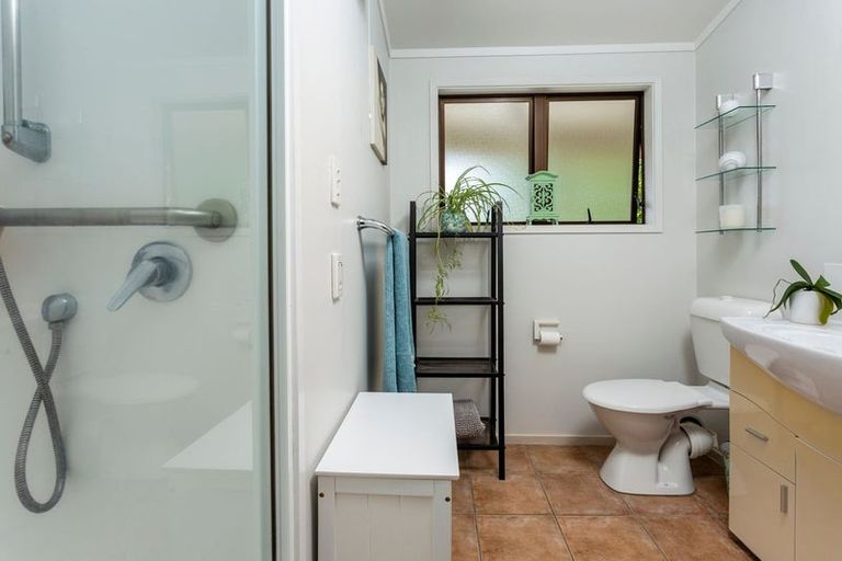 Photo of property in 34 Unsworth Drive, Unsworth Heights, Auckland, 0632
