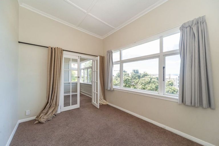Photo of property in 80 Kelburn Parade, Kelburn, Wellington, 6012